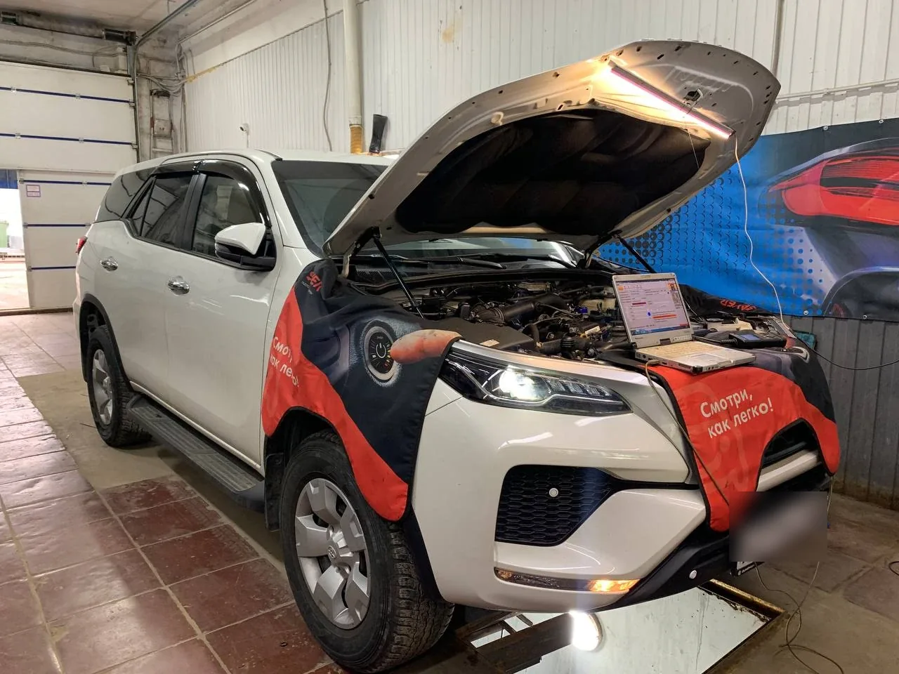 Toyota Fortuner на подъёмнике: подключение ГБО и настройка с ноутбука